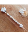Attache sucette personnalisée en silicone, Blanc Beige fleur , prénom.