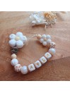 Attache sucette personnalisée en silicone, Blanc Beige fleur , prénom.