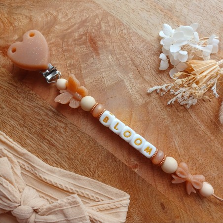 Attache sucette personnalisée en silicone, coeur paillette beige papillon noeud nude, prénom enfant.
