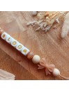 Attache sucette personnalisée en silicone, coeur paillette beige papillon noeud nude, prénom enfant.