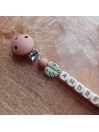 Attache sucette personnalisée en silicone, Dinosaure vert sage camel, cadeau jeunes parents.