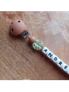 Attache sucette personnalisée en silicone, Dinosaure vert sage camel, cadeau jeunes parents.