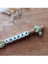 Attache sucette personnalisée en silicone, Dinosaure vert sage camel, cadeau jeunes parents.
