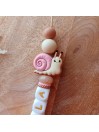 Attache sucette personnalisée en silicone, Escargot rose-marron, prénom.