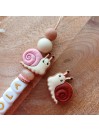 Attache sucette personnalisée en silicone, Escargot rose-marron, prénom.