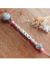 Attache sucette personnalisée en silicone, Eléphant rose-gris, prénom.
