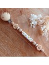 Attache sucette personnalisée en silicone,  fleur marguerite beige-blanc, prénom.