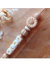 Attache sucette personnalisée en silicone,  fleur marguerite beige-blanc, prénom.