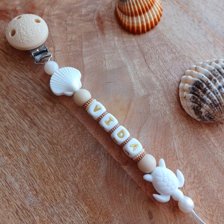 Attache sucette personnalisée en silicone,  Coquillage-tortue beige-blanc, prénom.