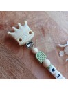 Attache sucette personnalisée en silicone,  Couronne beige roi prince, prénom.