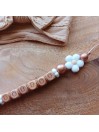 Attache sucette personnalisée en silicone, Flor blanche lettres bois, prénom enfant.