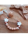 Attache sucette personnalisée en silicone, Flor blanche lettres bois, prénom enfant.