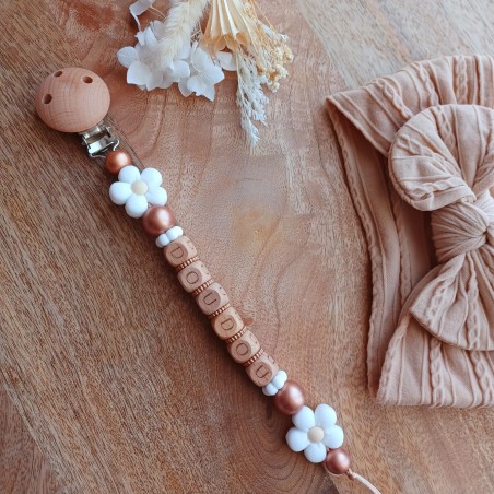 Attache sucette personnalisée en silicone, Flor blanche lettres bois, prénom enfant.
