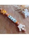 Attache sucette personnalisée en silicone, Simba lettres Fluorescentes, lumineuses, prénom enfant.