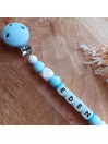 Attache sucette personnalisée en silicone, Cars Bleu ciel, lettres Fluorescentes, lumineuses, prénom enfant.