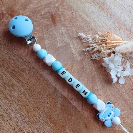 Attache sucette personnalisée en silicone, Cars Bleu ciel, lettres Fluorescentes, lumineuses, prénom enfant.