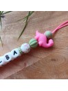 Attache sucette personnalisée en silicone, animaux dinosaure rose, prénom enfant.