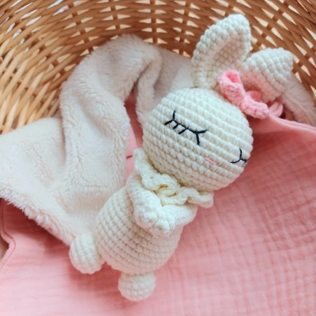 Doudou Lapine Lilou en tricot, avec lange gaze de coton,Cadeau de naissance.
