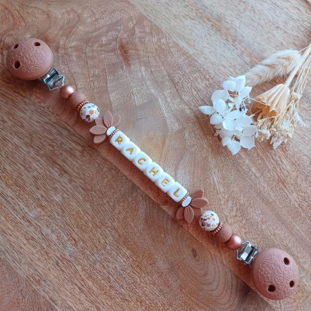 Attache doudou personnalisée en silicone, choco marron, prénom enfant.